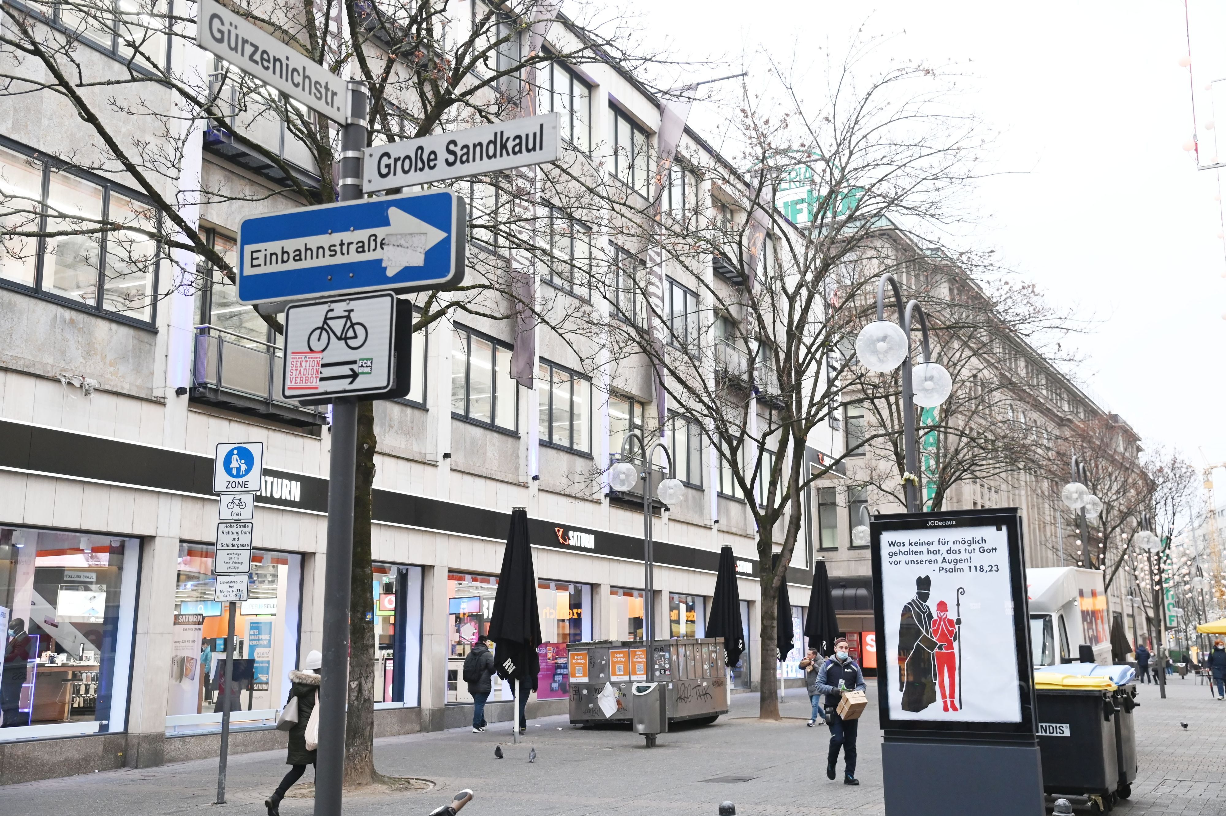 Das Foto vom 27. Januar 2022 zeigt die Gürzenichstraße, Ecke Große Sandkaul in Köln.