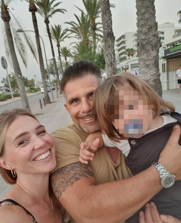 Das Leben des „Goodbye Deutschland“-Auswanderers Marco Gülpen, hier gemeinsam mit Ehefrau Tamara und Sohn Giulio, stellte sich im Alter von 15 Jahren von jetzt auf gleich auf den Kopf.