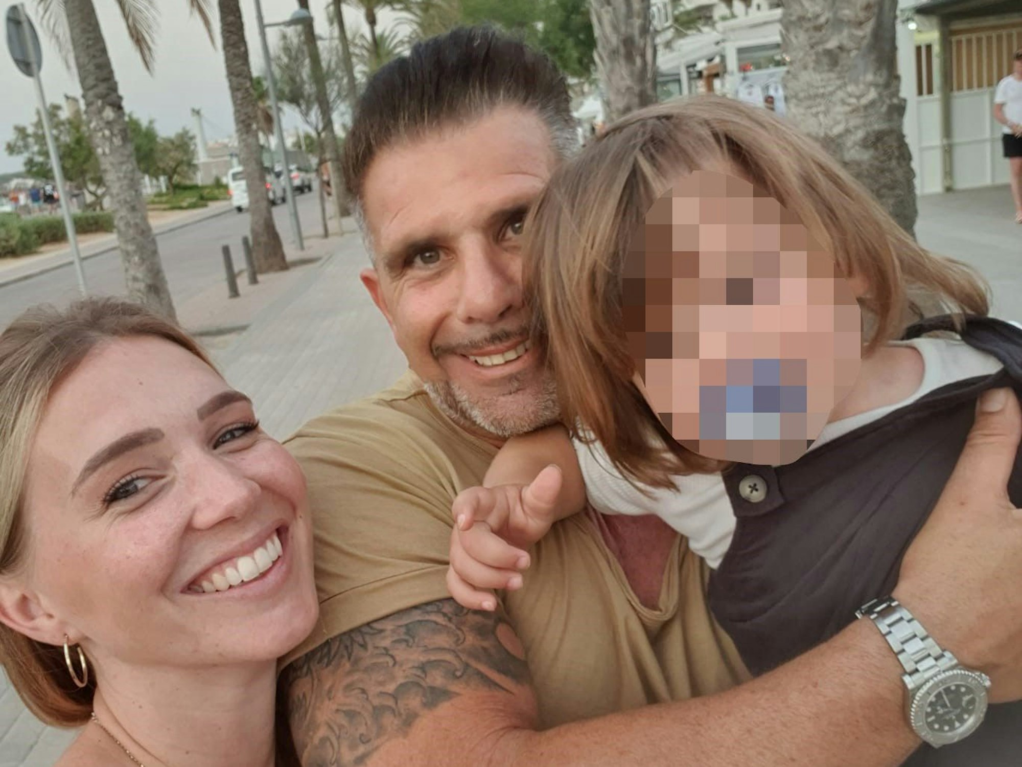 Das Leben des „Goodbye Deutschland“-Auswanderers Marco Gülpen, hier gemeinsam mit Ehefrau Tamara und Sohn Giulio, stellte sich im Alter von 15 Jahren von jetzt auf gleich auf den Kopf.