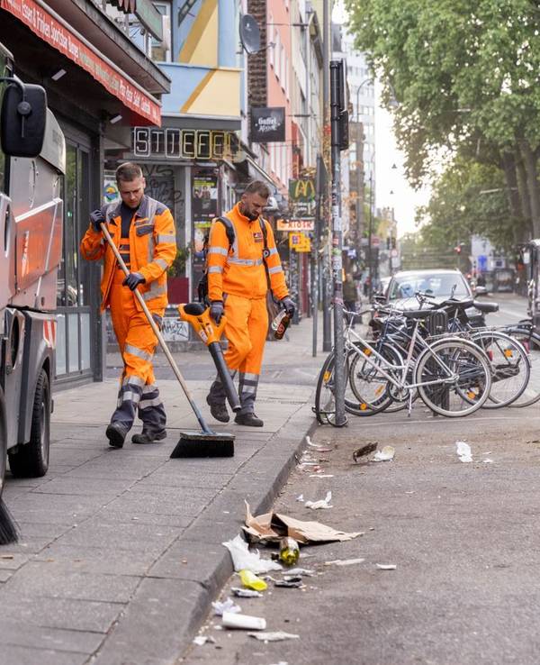 Ein AWB-Trupp beseitigt den Müll auf der Zülpicher Straße.
