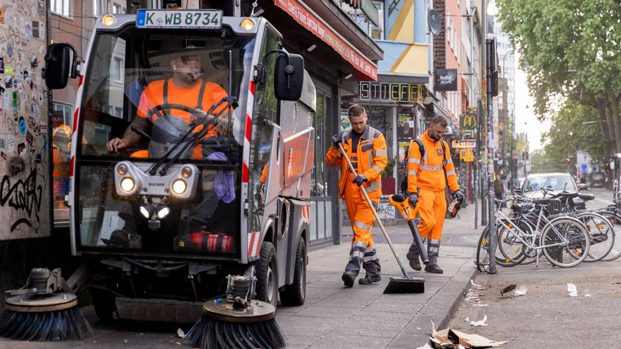 Ein AWB-Trupp beseitigt den Müll auf der Zülpicher Straße.