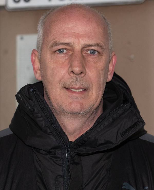 Der frühere Fußball-Nationalspieler Mario Basler steht vor dem Vereinsheim des SC Türkgücü Osnabrück.