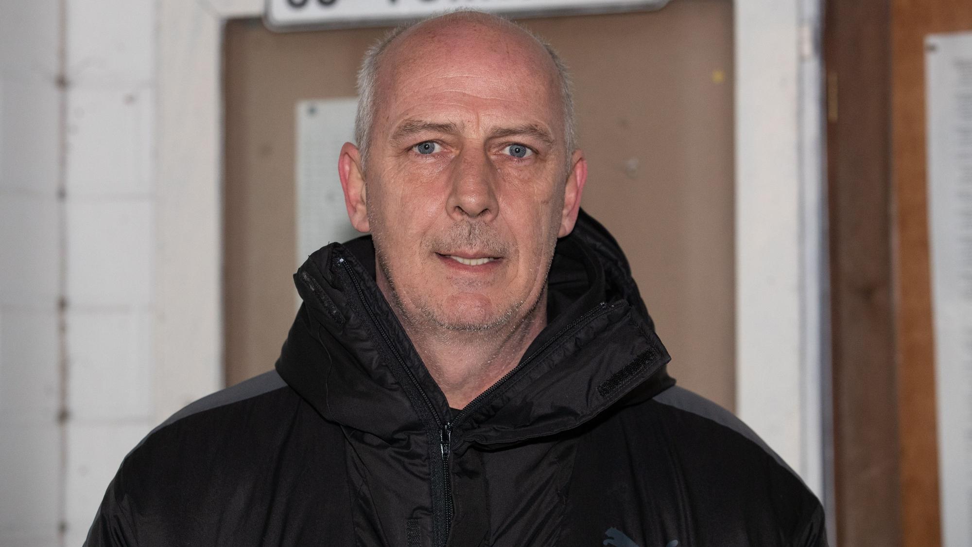 Der frühere Fußball-Nationalspieler Mario Basler steht vor dem Vereinsheim des SC Türkgücü Osnabrück.