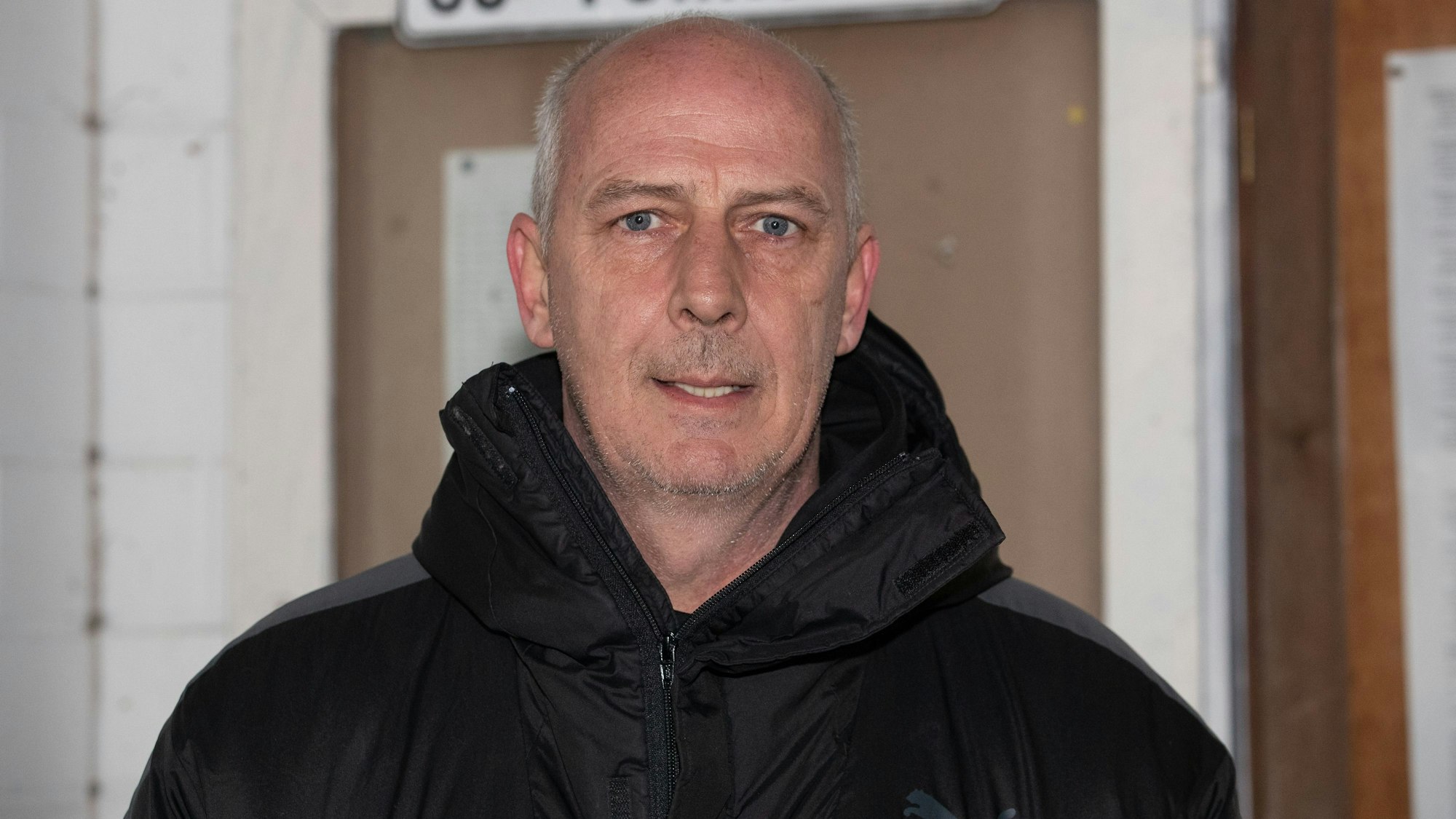 Der frühere Fußball-Nationalspieler Mario Basler steht vor dem Vereinsheim des SC Türkgücü Osnabrück.