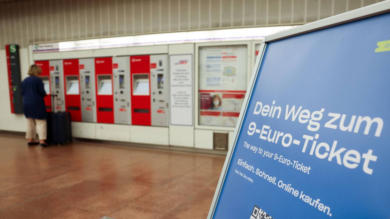 Ein Hinweisschild zum 9-Euro-Ticket ist vor einer Reihe Kartenautomaten der S-Bahn Hamburg in der Station am Flughafen zu sehen.