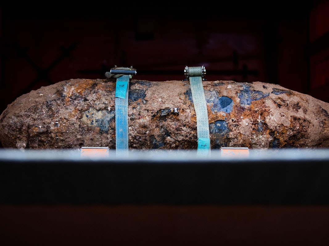 Eine entschärfte Fliegerbombe liegt auf der Ladefläche eines LKW auf dem Gelände der Universitätsklinik Köln.