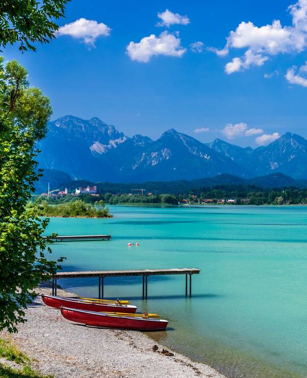 Der Forggensee gehört dank seines türkisgrünen Wassers zu den schönsten Gewässern in Bayern.