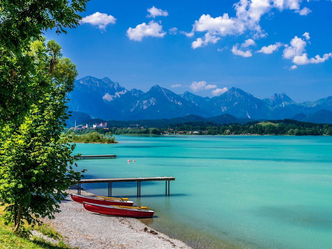 Der Forggensee gehört dank seines türkisgrünen Wassers zu den schönsten Gewässern in Bayern.
