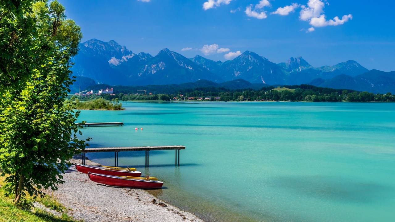 Der Forggensee gehört dank seines türkisgrünen Wassers zu den schönsten Gewässern in Bayern.