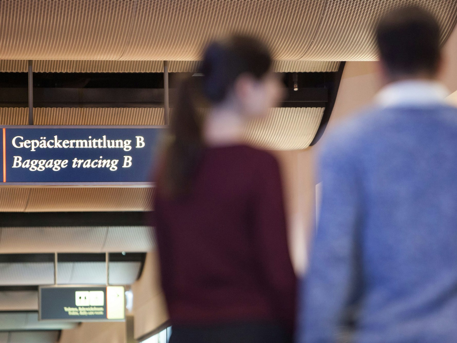 Der ersehnte Urlaub ist für Urlauberinnen und Urlauber nicht immer ein reines Vergnügen. Probleme wie annullierte Flüge oder verlorene Koffer drücken die Stimmung. Unser Symbolbild vom 14. Juni 2022 zeigt ein Paar am Schalter der Gepäckermittlung.