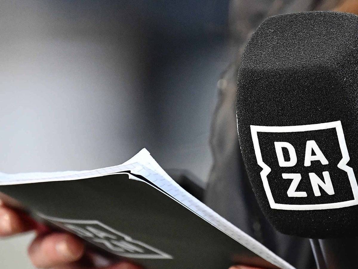 Ein Mikrofon und Moderations-Karten mit dem Logo des Streaming-Anbieters DAZN