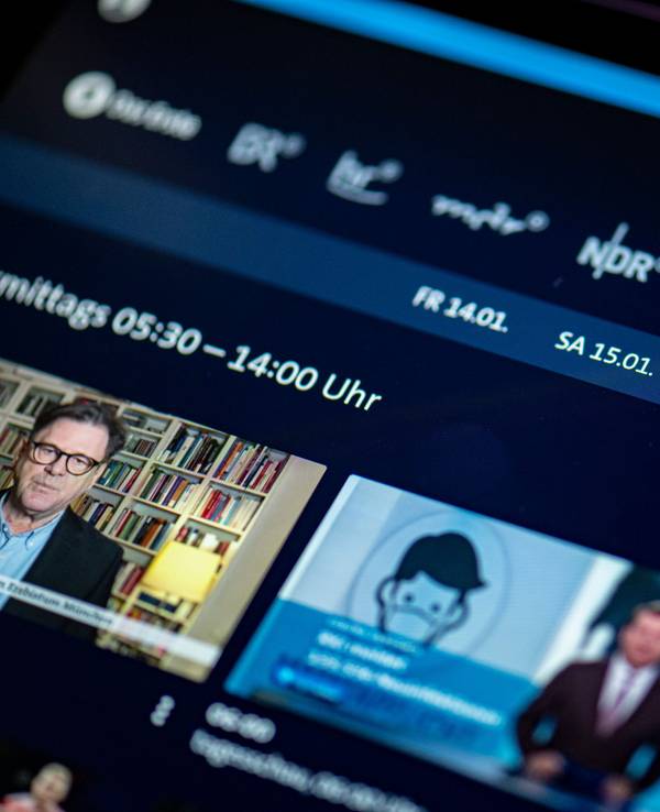 Der Talk mit Sandra Maischberger wird am kommenden Dienstag (5. Juli) und Mittwoch (6. Juli) ausfallen, denn die Moderatorin hat Corona. Unser Symbolbild zeigt die ARD-Mediathek im Januar 2022.