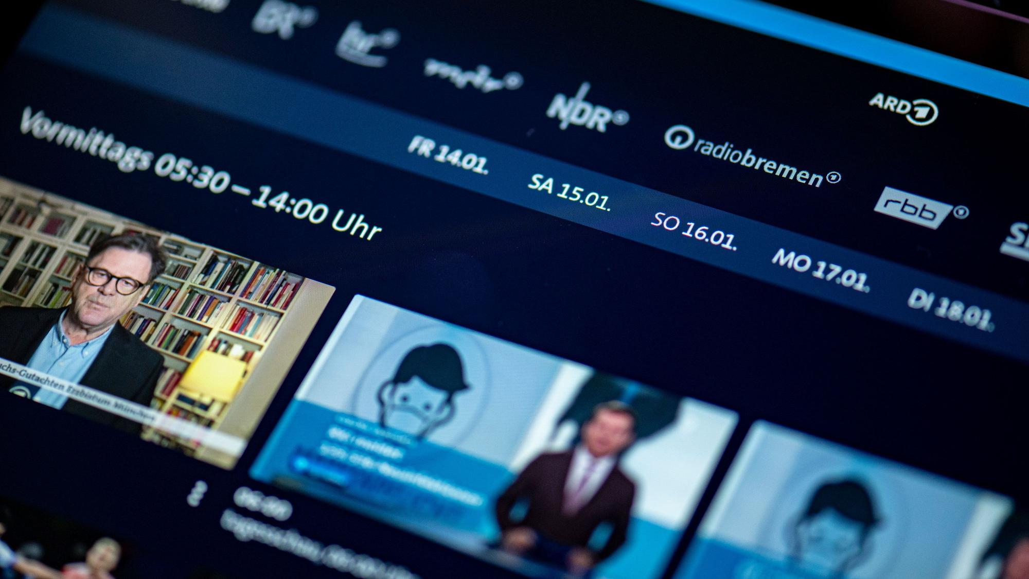 Der Talk mit Sandra Maischberger wird am kommenden Dienstag (5. Juli) und Mittwoch (6. Juli) ausfallen, denn die Moderatorin hat Corona. Unser Symbolbild zeigt die ARD-Mediathek im Januar 2022.