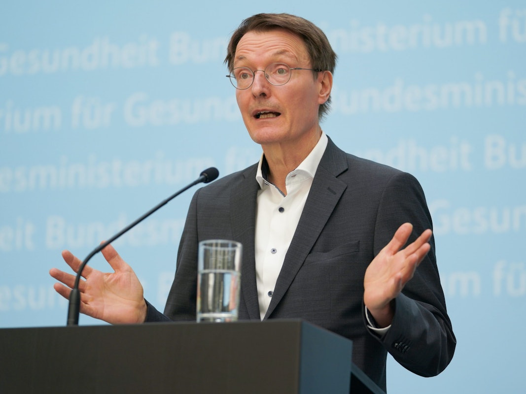 Bundesgesundheitsminister Karl Lauterbach (SPD), hier bei einer Pressekonferenz am 30. Juni 2022 in Berlin, hält an den Corona-Bürgertests fest.