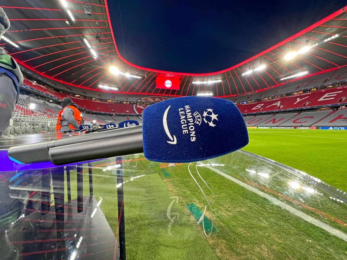 Mikrofone des Champions-League-Senders Amazone Prime liegen in der Allianz-Arena auf dem Tisch bereit.