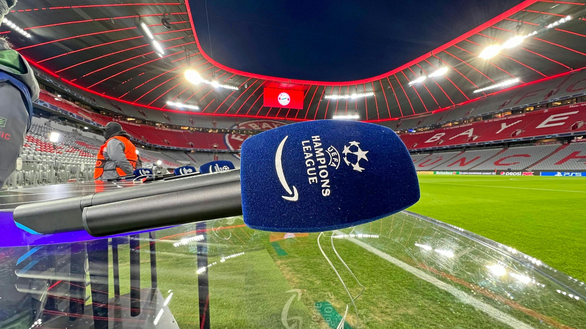 Mikrofone des Champions-League-Senders Amazone Prime liegen in der Allianz-Arena auf dem Tisch bereit.