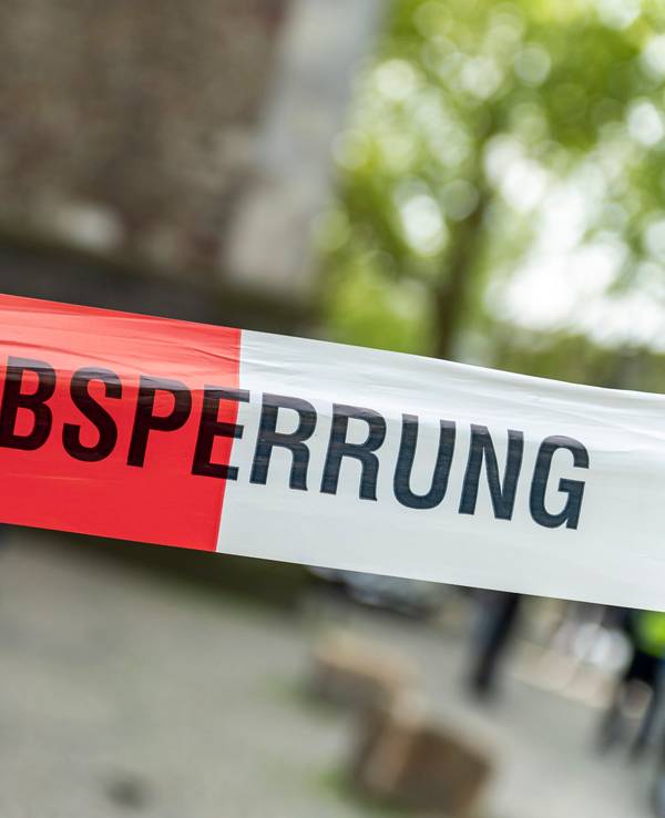 Ein mit Flatterband der Polizei NRW abgesperrter Bereich in der Kölner Innenstadt.