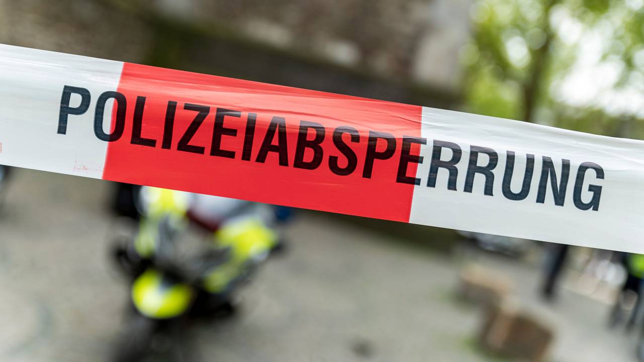 Ein mit Flatterband der Polizei NRW abgesperrter Bereich in der Kölner Innenstadt.