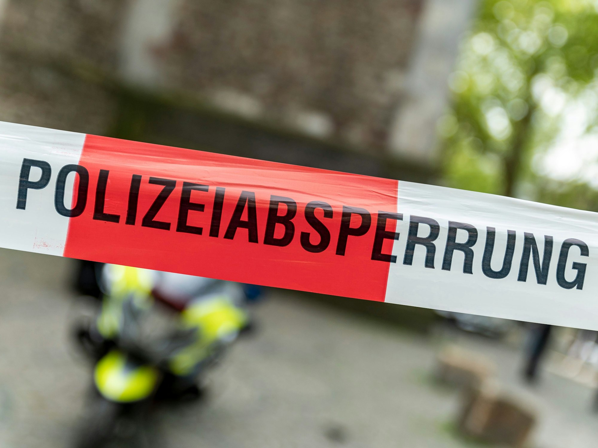 Ein mit Flatterband der Polizei NRW abgesperrter Bereich in der Kölner Innenstadt.