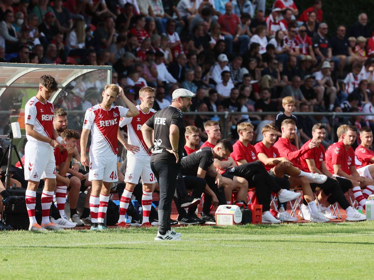 FC-Coach Steffen Baumgart beim Testspiel gegen den TuS Mondorf am Freitagabend (1. Juli 2022)