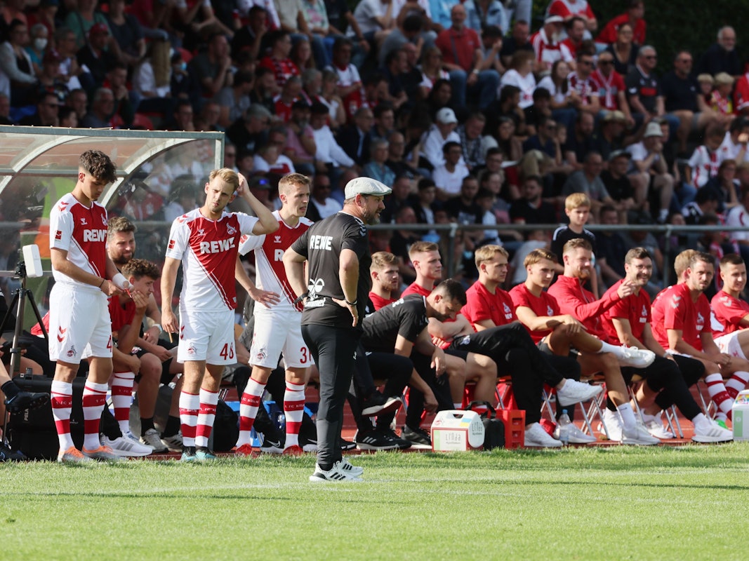 FC-Coach Steffen Baumgart beim Testspiel gegen den TuS Mondorf am Freitagabend (1. Juli 2022)