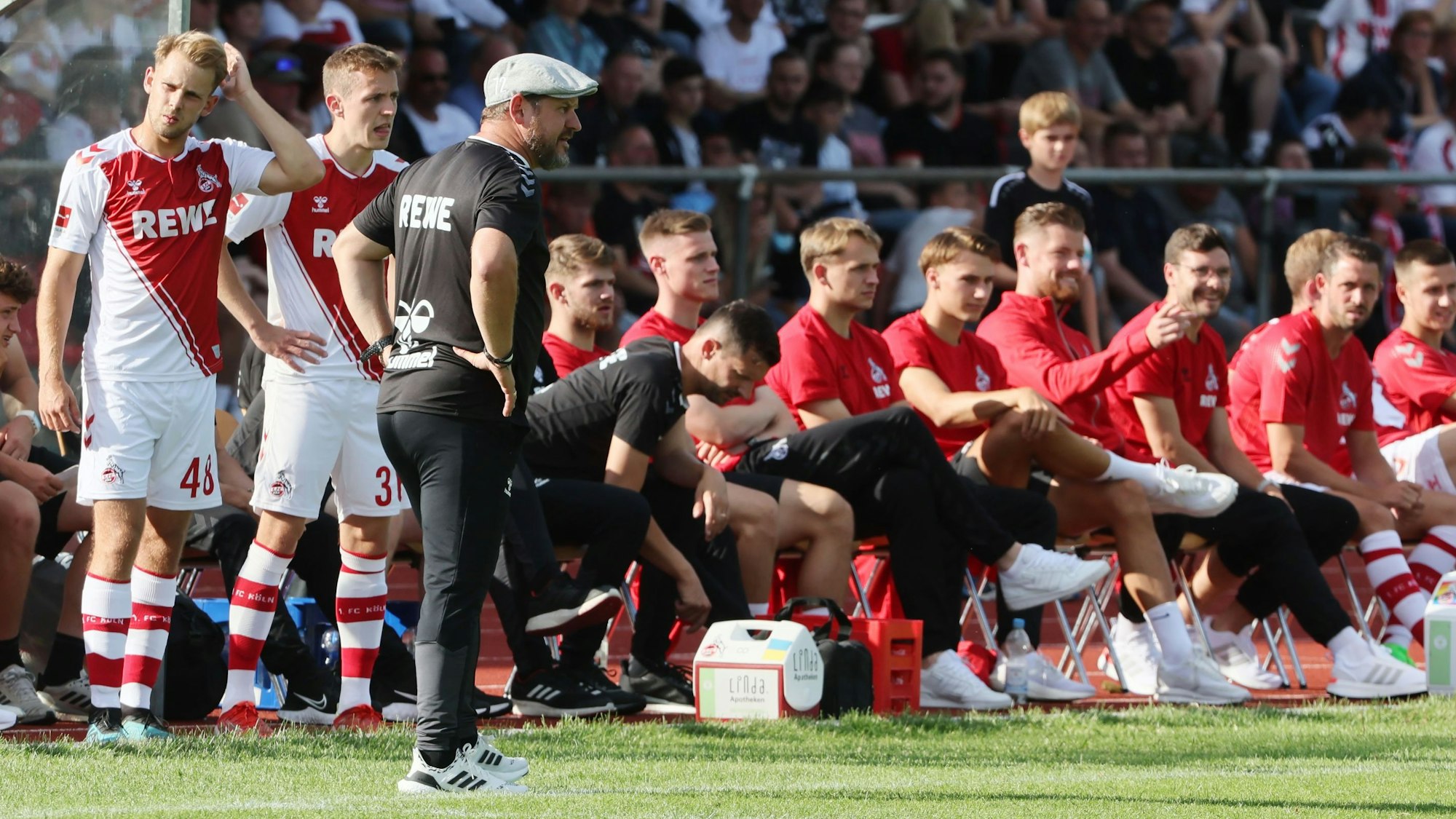 FC-Coach Steffen Baumgart beim Testspiel gegen den TuS Mondorf am Freitagabend (1. Juli 2022)