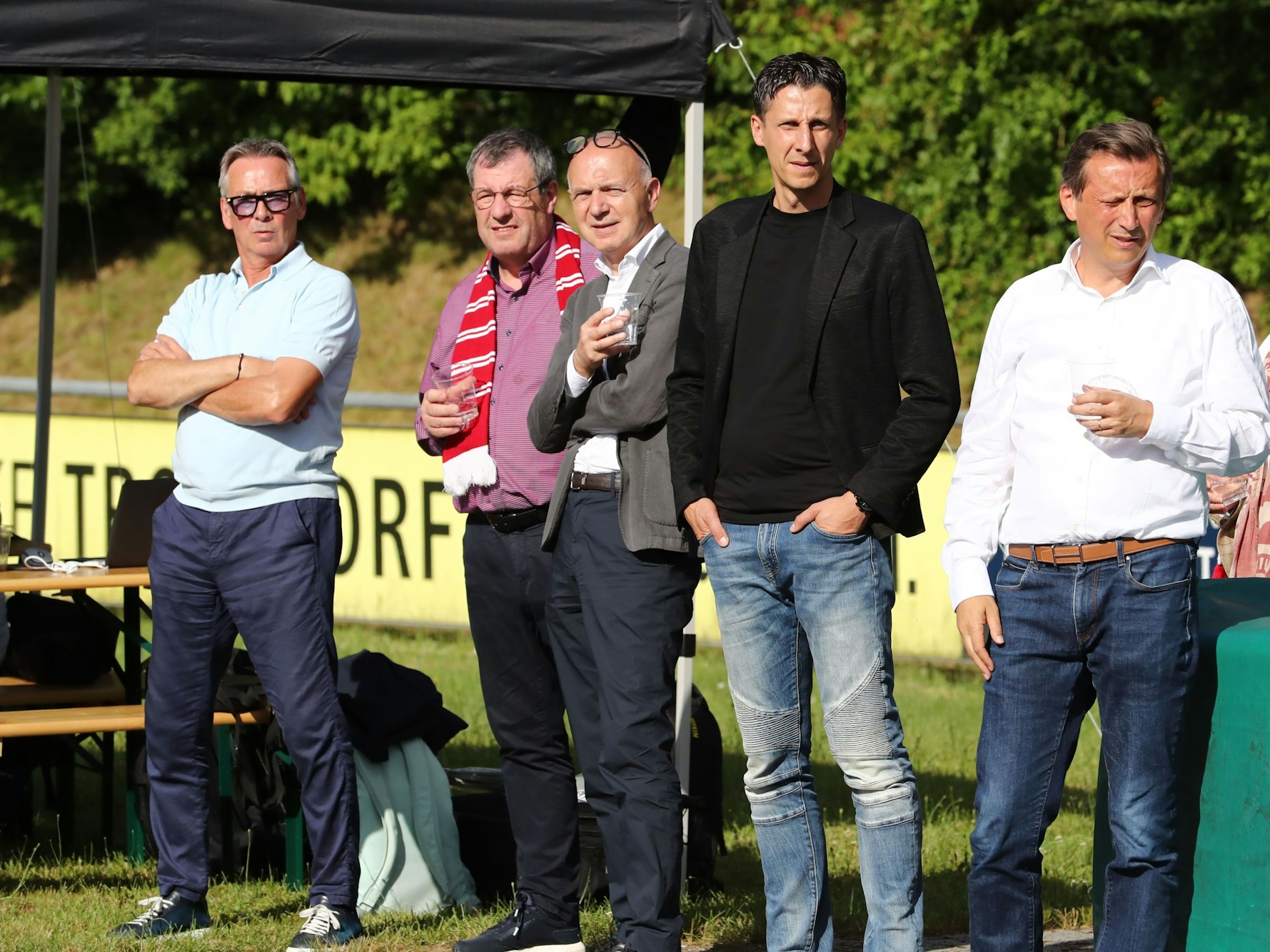 FC-Legende Stephan Engels, FC-Präsident Werner Wolf, DFB-Präsident Bernd Neuendorf, Sportboss Christian Keller und Aufsichtsratschef Lionel Souque (v.l.) verfolgten das Testspiel des 1. FC Köln gegen die TuS Mondorf am Freitag (1. Juli 2022).