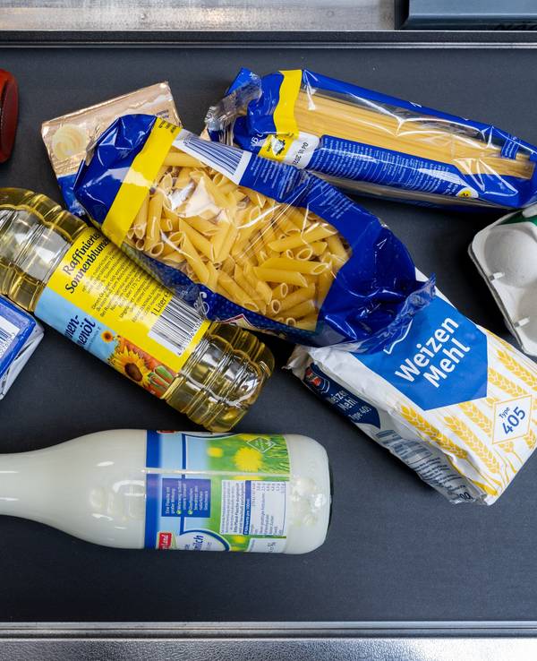 Lebensmittel, darunter Sonnenblumenöl und Getreideprodukte, liegen in einem Supermarkt in Leipzig an der Kasse auf dem Band. Der Einzelhandel plant weitere Preiserhöhungen, Bauernpräsident Joachim Rukwied sorgt sich vor allem um die Folgen bei einem Gasmangel.