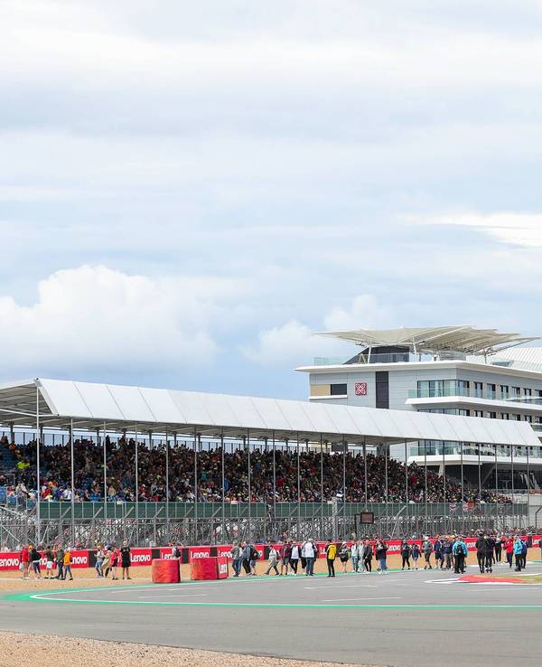 Auf der Strecke in Silverstone ist viel Betrieb – im Hintergrund ist die Zuschauertribüne sehen.