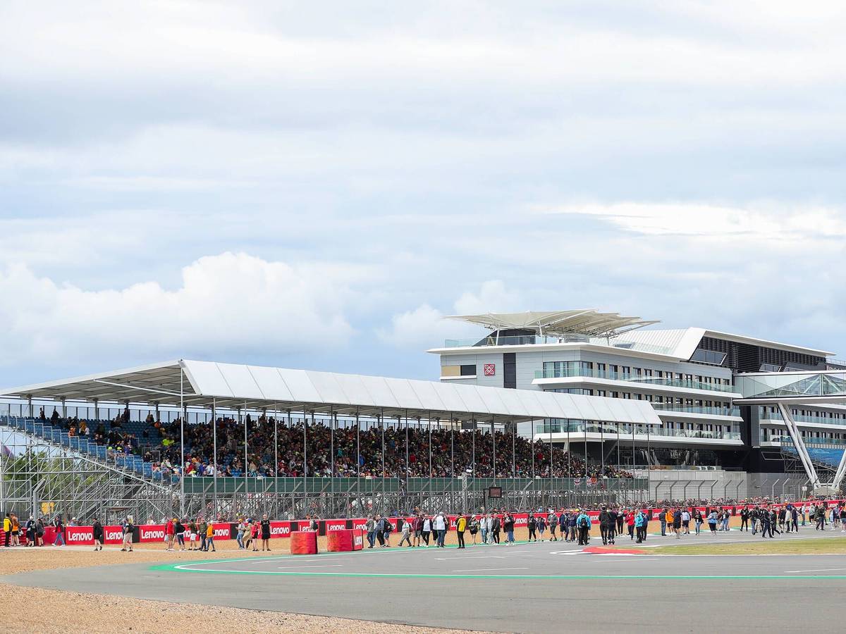 Auf der Strecke in Silverstone ist viel Betrieb – im Hintergrund ist die Zuschauertribüne sehen.