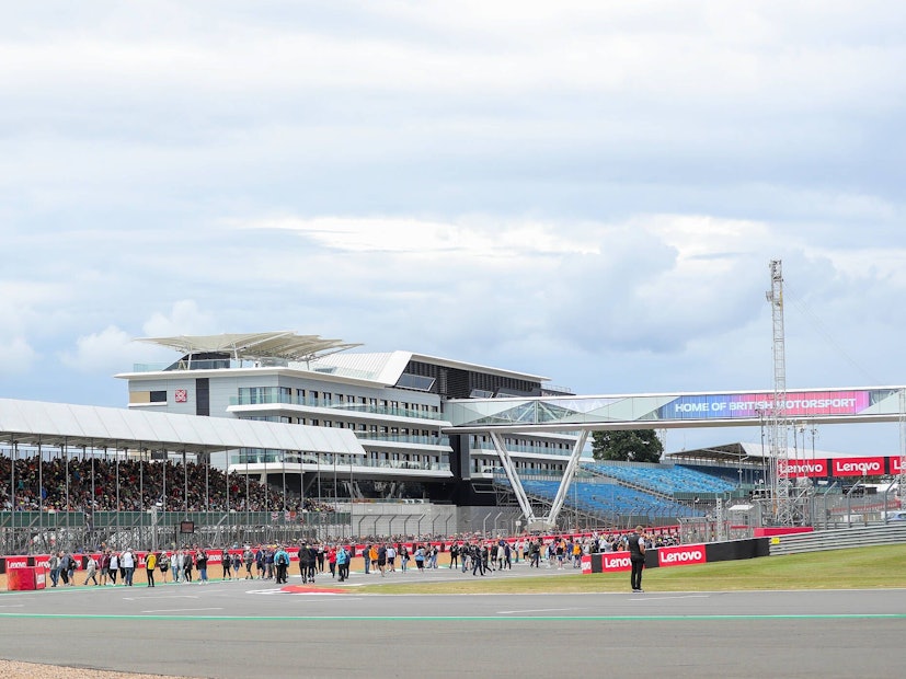 Auf der Strecke in Silverstone ist viel Betrieb – im Hintergrund ist die Zuschauertribüne sehen.
