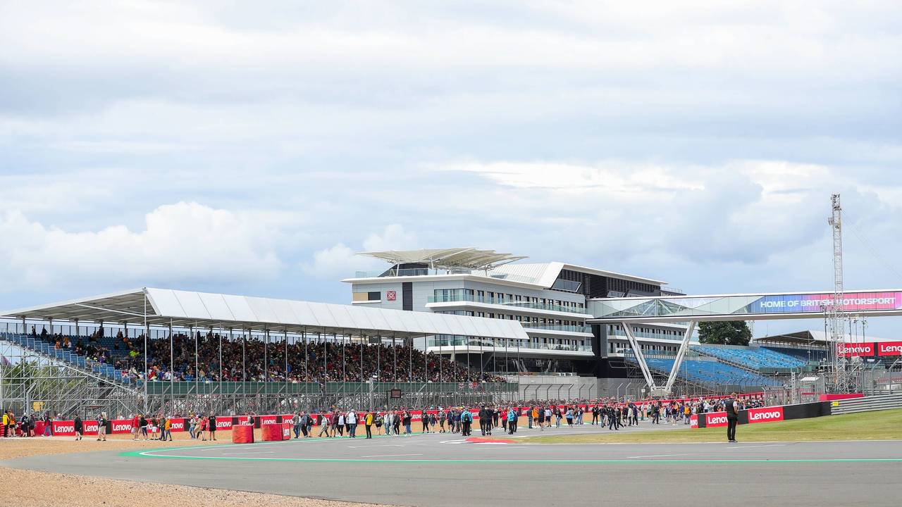 Auf der Strecke in Silverstone ist viel Betrieb – im Hintergrund ist die Zuschauertribüne sehen.