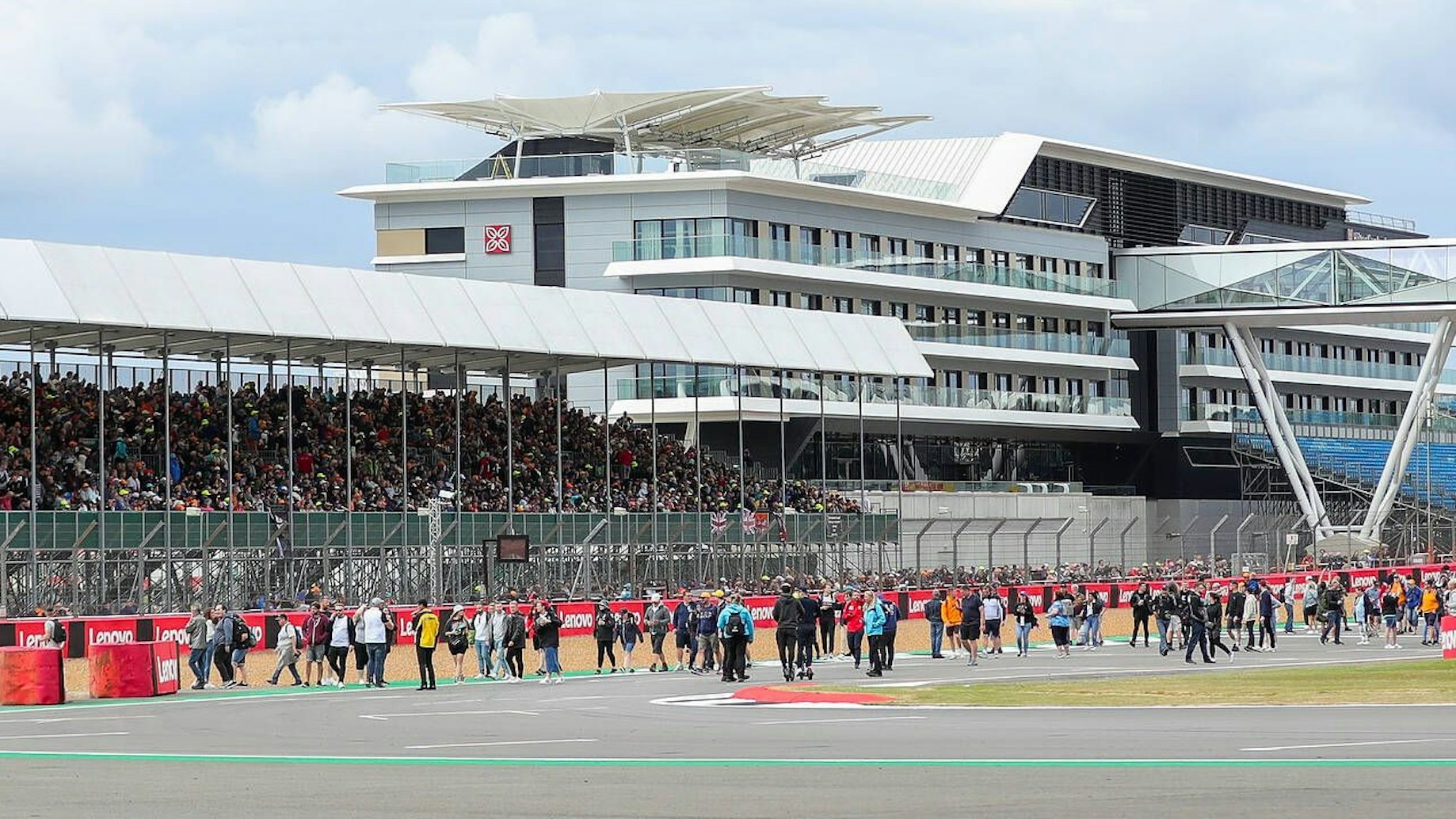 Auf der Strecke in Silverstone ist viel Betrieb – im Hintergrund ist die Zuschauertribüne sehen.