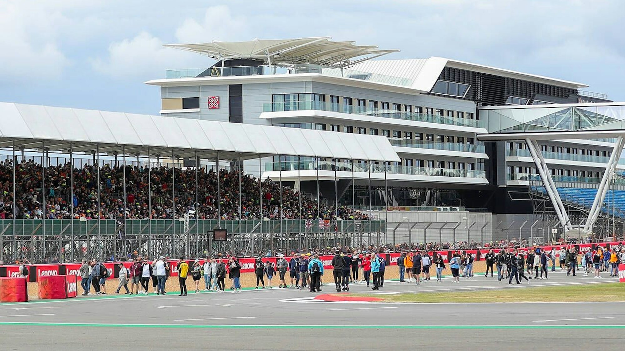 Auf der Strecke in Silverstone ist viel Betrieb – im Hintergrund ist die Zuschauertribüne sehen.