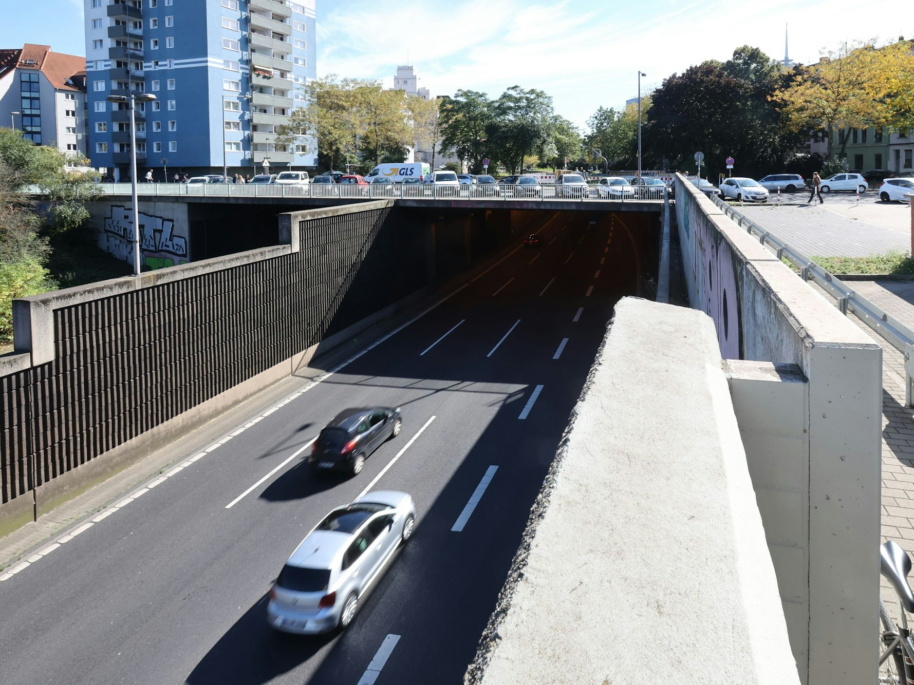 Die Einfahrt zum Tunnel Herkulesstraße (Herkulestunnel) in Köln-Ehrenfeld.