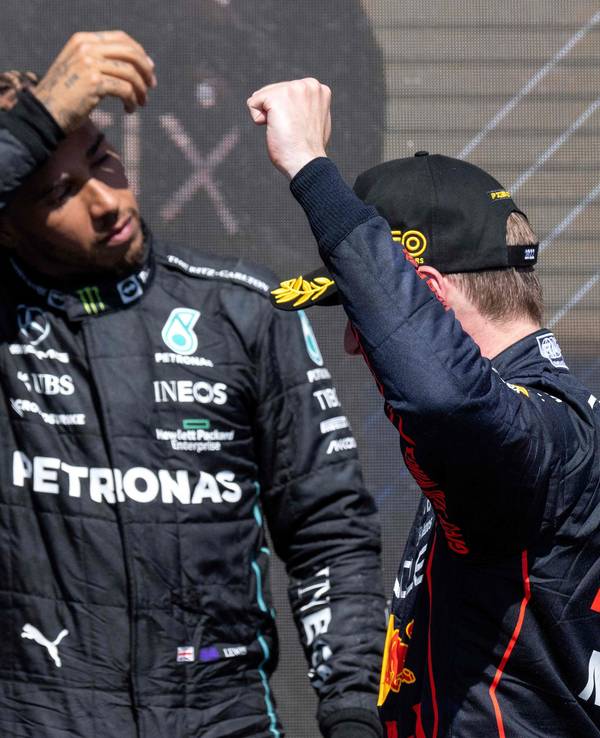 Lewis Hamilton (l.) und Max Verstappen stehen nach dem Rennen der Formel 1 in Kanada auf der Bühne