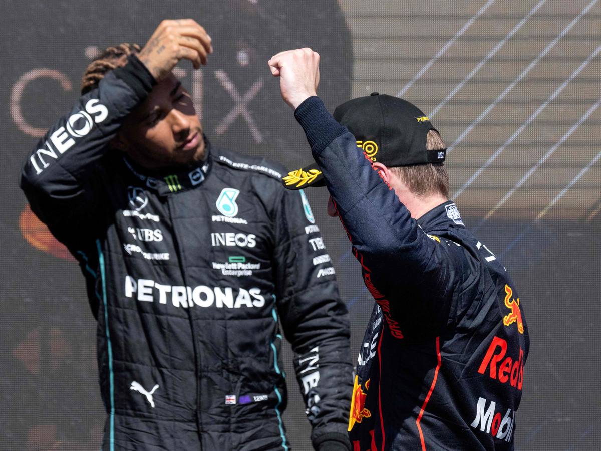Lewis Hamilton (l.) und Max Verstappen stehen nach dem Rennen der Formel 1 in Kanada auf der Bühne