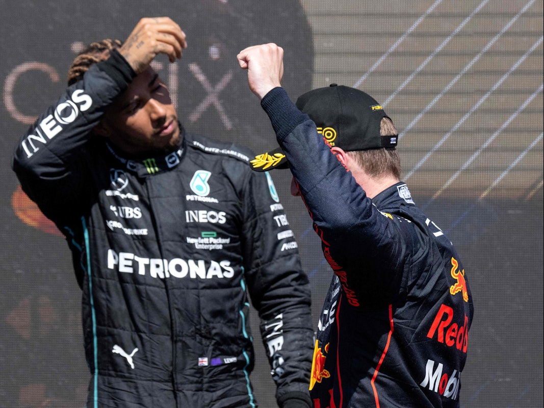 Lewis Hamilton (l.) und Max Verstappen stehen nach dem Rennen der Formel 1 in Kanada auf der Bühne