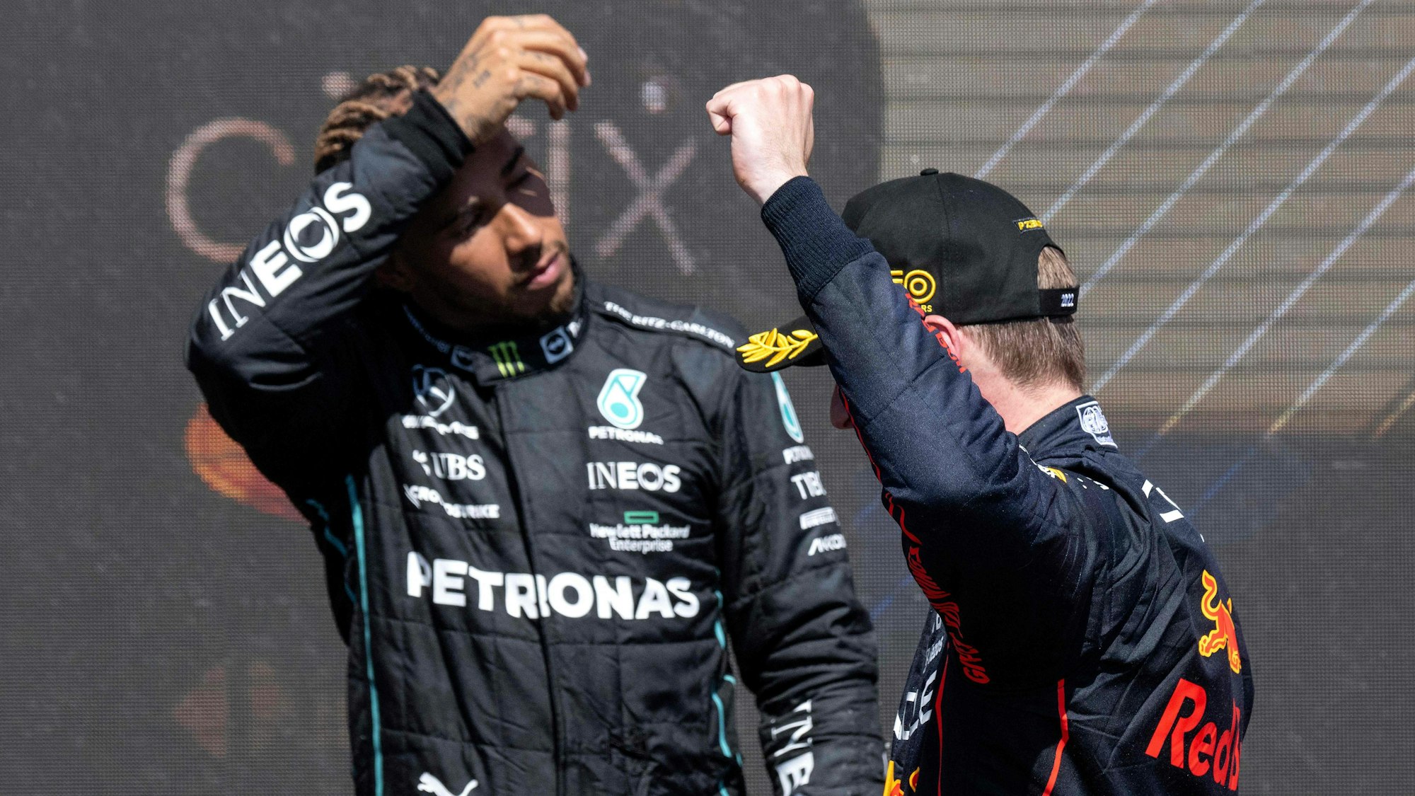 Lewis Hamilton (l.) und Max Verstappen stehen nach dem Rennen der Formel 1 in Kanada auf der Bühne