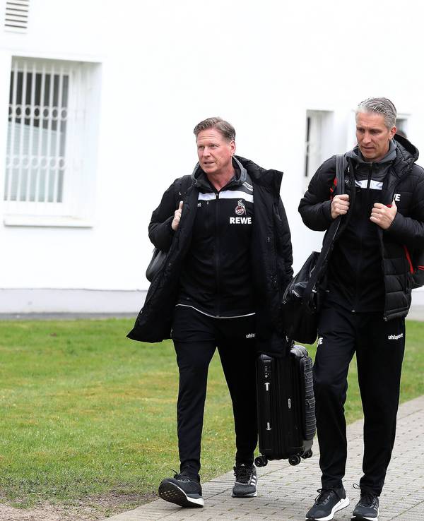 Markus Gisdol (l.) und Frank Kaspari auf dem Weg zum Bundesliga-Spiel gegen den VfL Wolfsburg am 2. April 2021.
