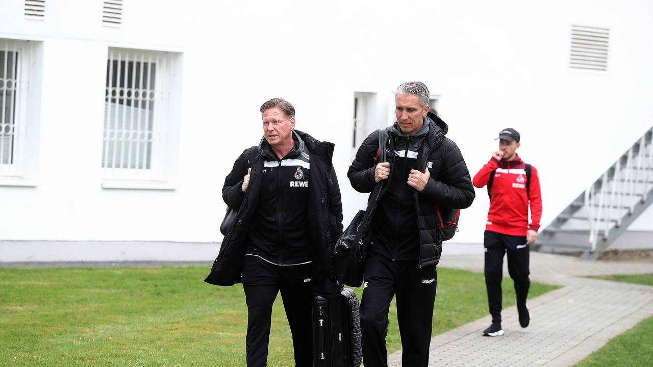 Markus Gisdol (l.) und Frank Kaspari auf dem Weg zum Bundesliga-Spiel gegen den VfL Wolfsburg am 2. April 2021.