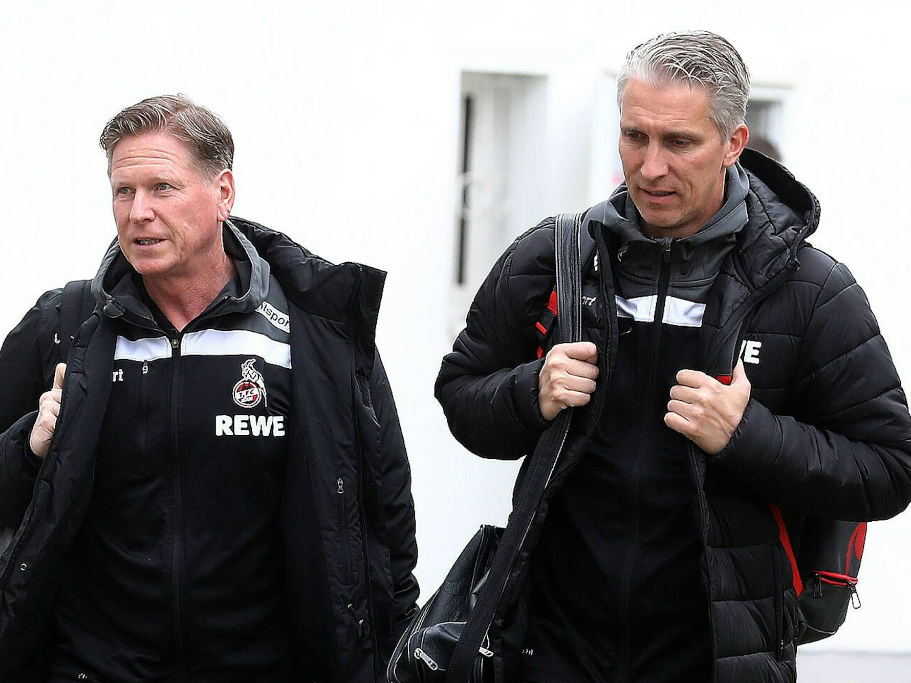 Markus Gisdol (l.) und Frank Kaspari auf dem Weg zum Bundesliga-Spiel gegen den VfL Wolfsburg am 2. April 2021.