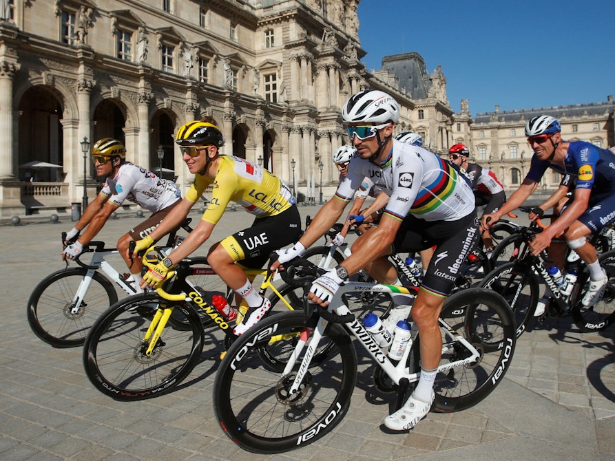 Das Peloton der Tour de France fährt durch Paris. Diesmal geht es für die Tour zum Start nach Kopenhagen und durch Dänemark.