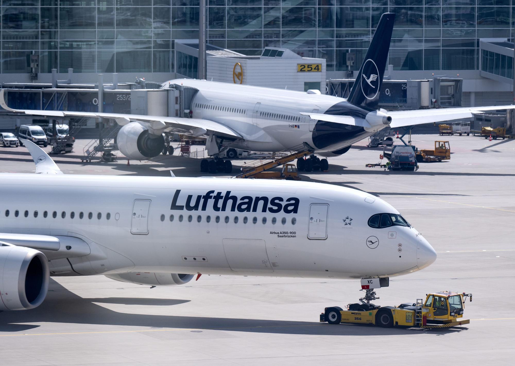 Die Lufthansa hat die Ticketpreise für Inlands- und Europaflüge drastisch angehoben. Das Symbolbild zeigt einen Airbus A350 der Lufthansa am Flughafen München (23. Juni 2022).
