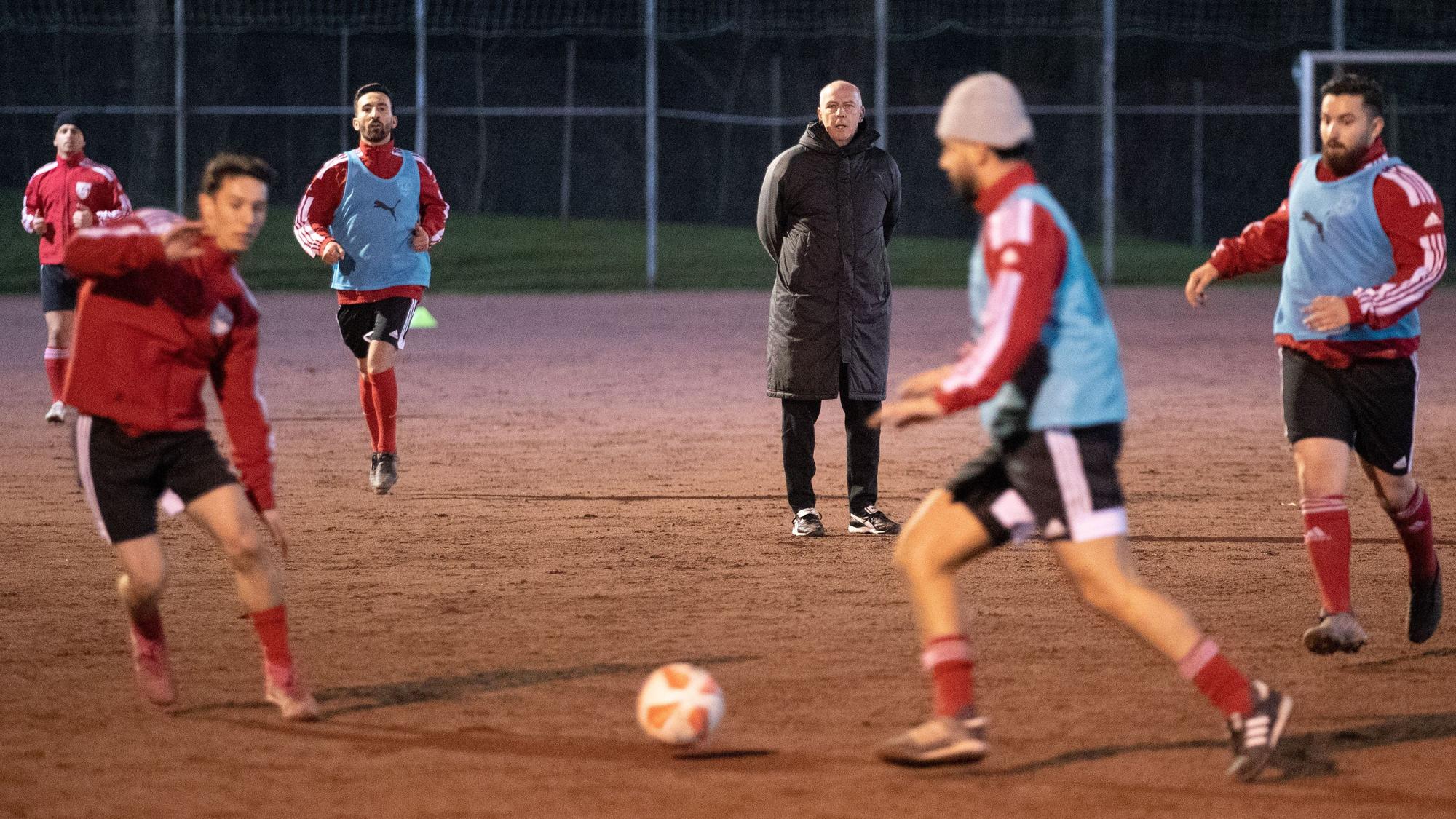 Mario Basler beim Training des SC Türkgücü Osnabrück mittendrin.