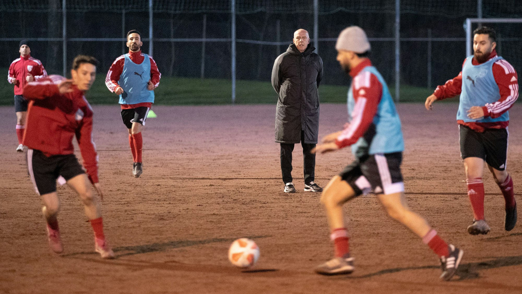 Mario Basler beim Training des SC Türkgücü Osnabrück mittendrin.