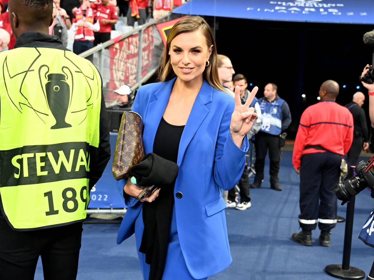 Laura Wontorra kommt vor dem Champions-League-Finale in Paris ins Stadion und grüßt in die Kamera