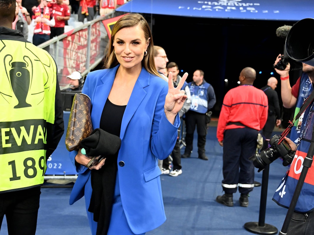 Laura Wontorra kommt vor dem Champions-League-Finale in Paris ins Stadion und grüßt in die Kamera
