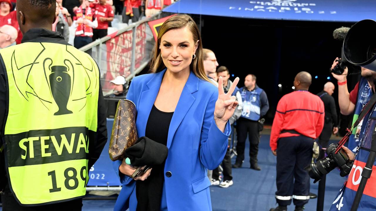 Laura Wontorra kommt vor dem Champions-League-Finale in Paris ins Stadion und grüßt in die Kamera