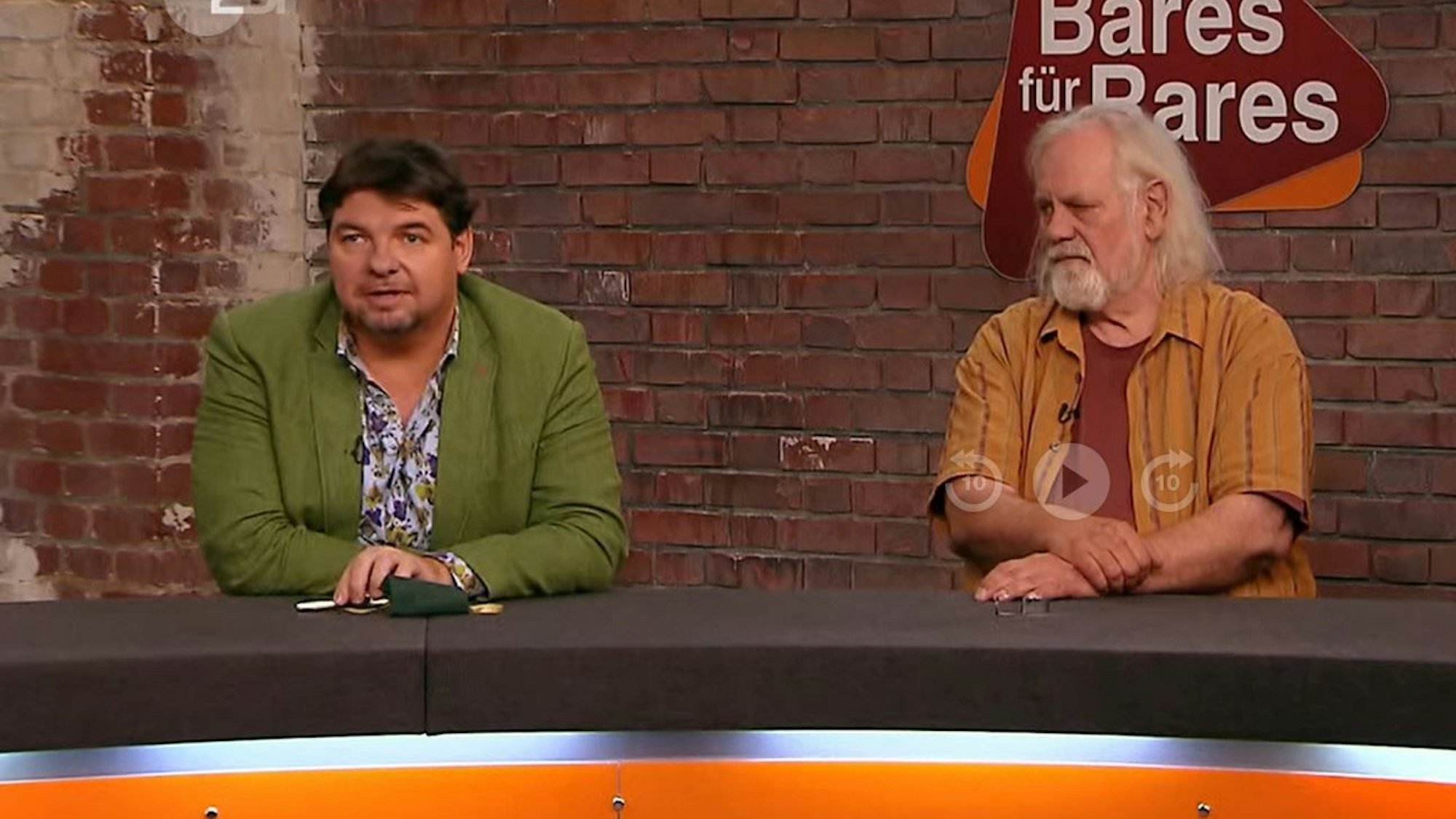 Daniel Meyer, hier gemeinsam auf einem Archivfoto mit Händler-Kollege Steve Mandel in der „Bares für Rares“-Folge vom 19. Juni 2022, schimpfte wild über eine Statue.